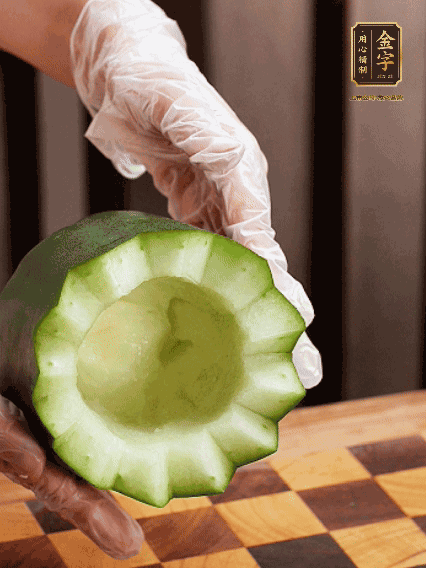 将小冬瓜洗净，顶端切开去瓜瓤，改刀切口呈锯齿状