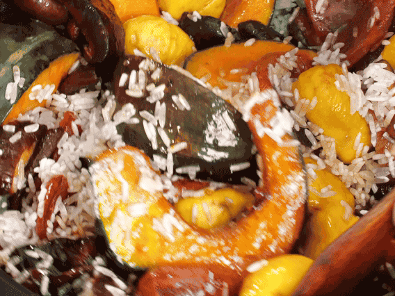 电饭煲正常煮饭模式煮饭。出锅后撒点葱花