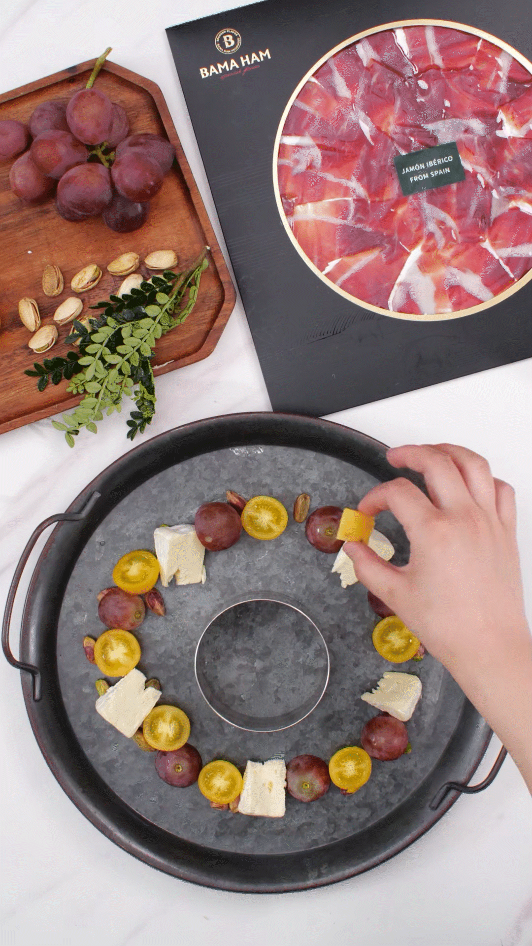 准备一个大盘子，中间放上模具（或是一个空碗）预留空位，沿着磨具把食材摆盘成花环装