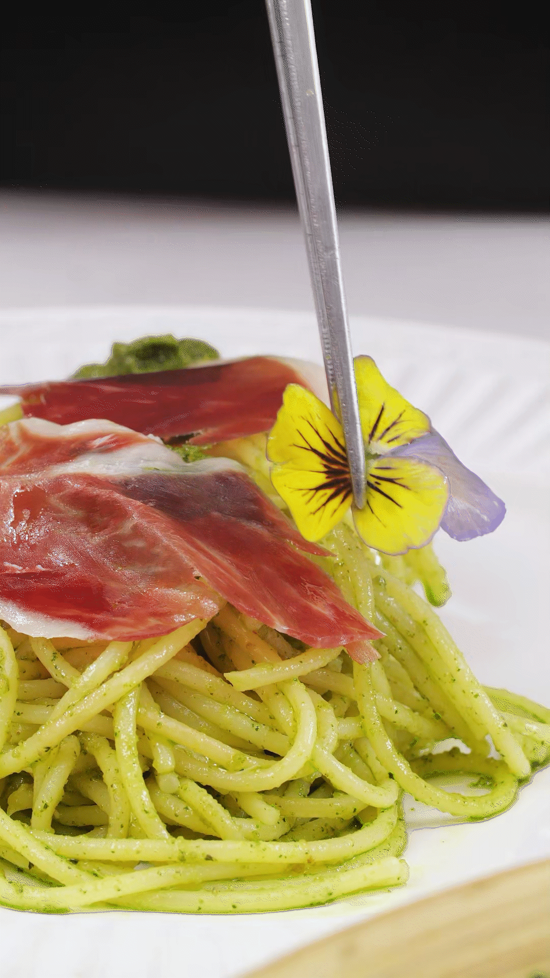 最后放上巴玛火腿和装饰花材