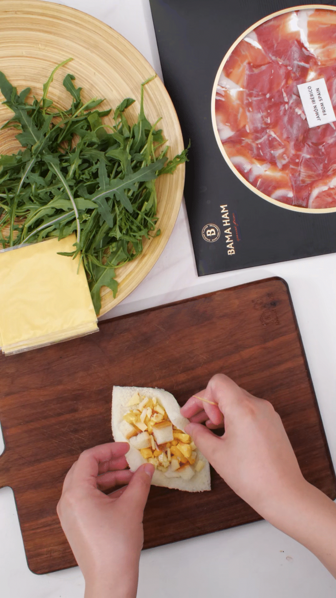 放上马苏里拉芝士和巴玛火腿粒
