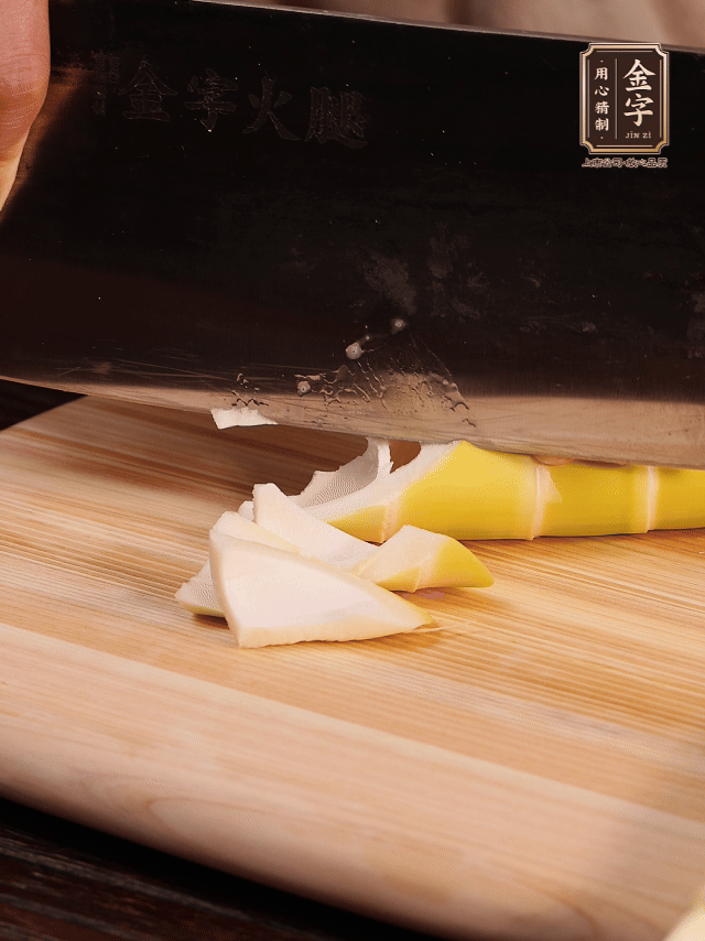 春笋去笋衣切滚刀块；莴笋去皮切滚刀块；春笋、百叶结焯水2分钟。