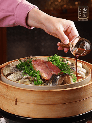 蒸鱼时做蒸鱼酱汁：锅中少油，葱白段、姜片、蒜片、洋葱丝爆香，加2勺蒸鱼豉油、3勺清水、一点白糖煮沸。（比单纯淋蒸鱼豉油香得多）