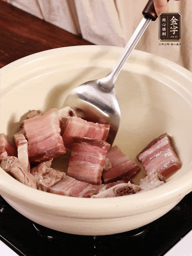 砂锅少油，下咸肉、排骨微微煸炒。