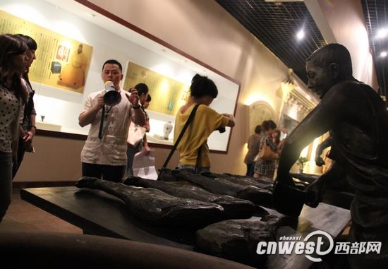 金字火腿总经理薛长煌带记者参观中国火腿博览馆
